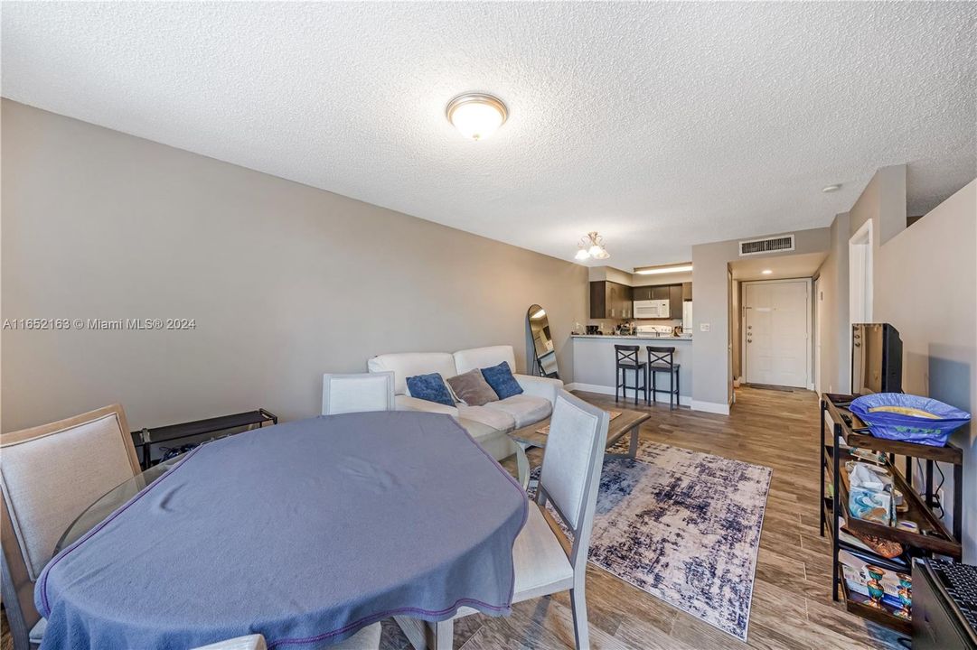 Active With Contract: $380,000 (1 beds, 1 baths, 620 Square Feet)