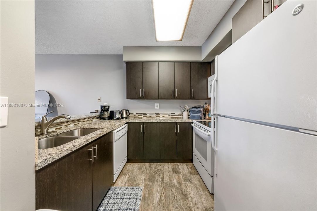 Active With Contract: $380,000 (1 beds, 1 baths, 620 Square Feet)