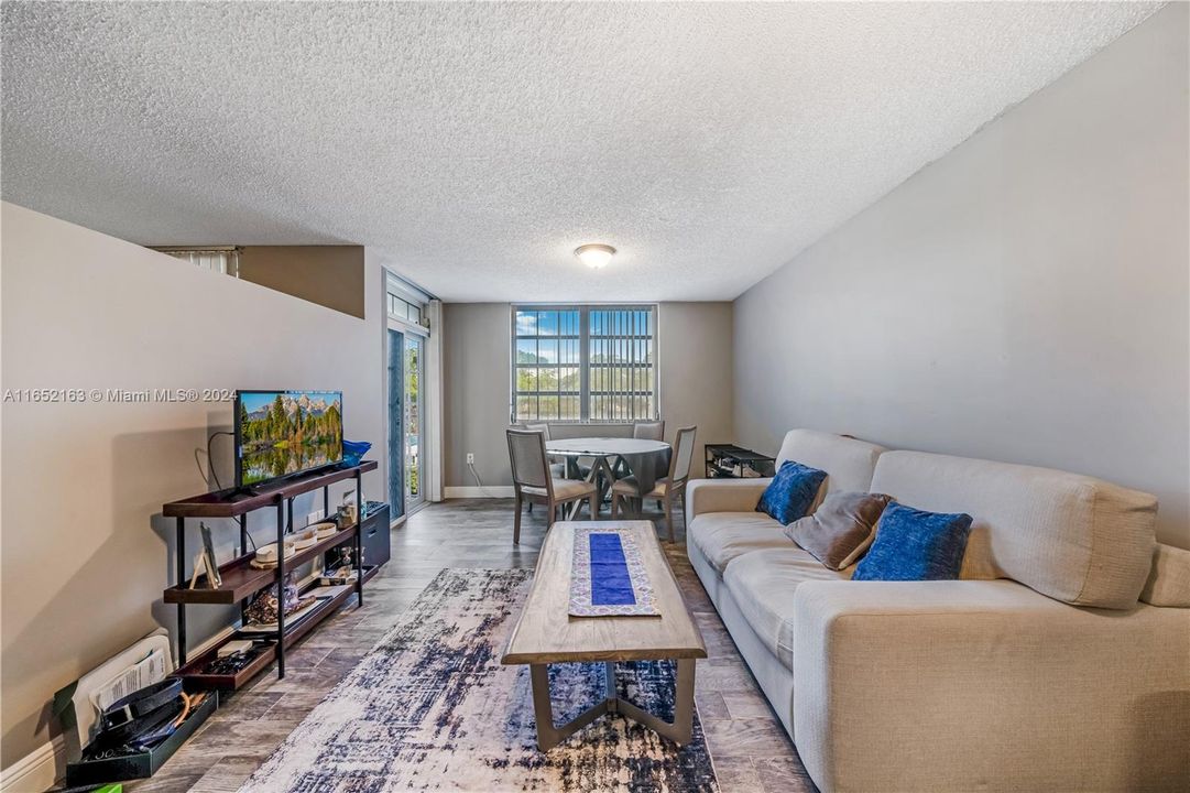 Active With Contract: $380,000 (1 beds, 1 baths, 620 Square Feet)