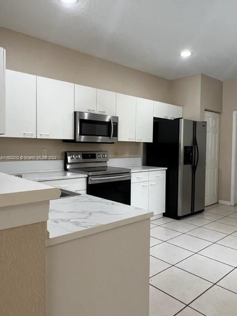 For Rent: $3,400 (3 beds, 2 baths, 1461 Square Feet)