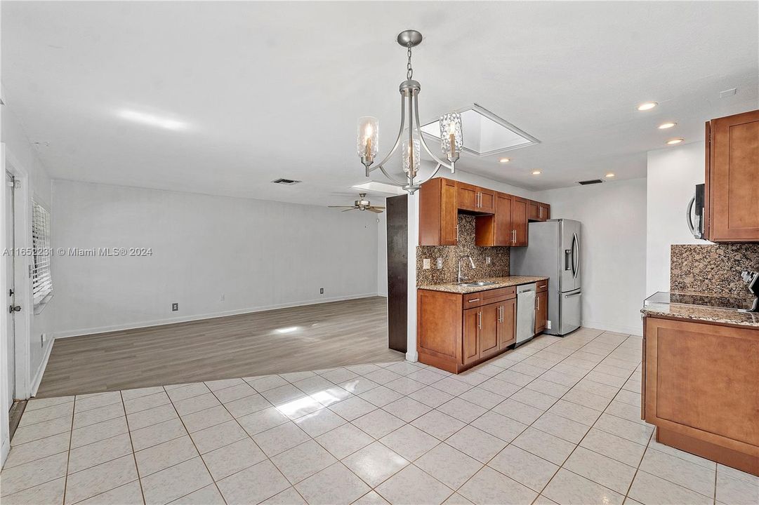 For Sale: $274,900 (2 beds, 2 baths, 1250 Square Feet)