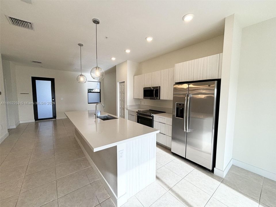 Active With Contract: $3,150 (2 beds, 2 baths, 1135 Square Feet)