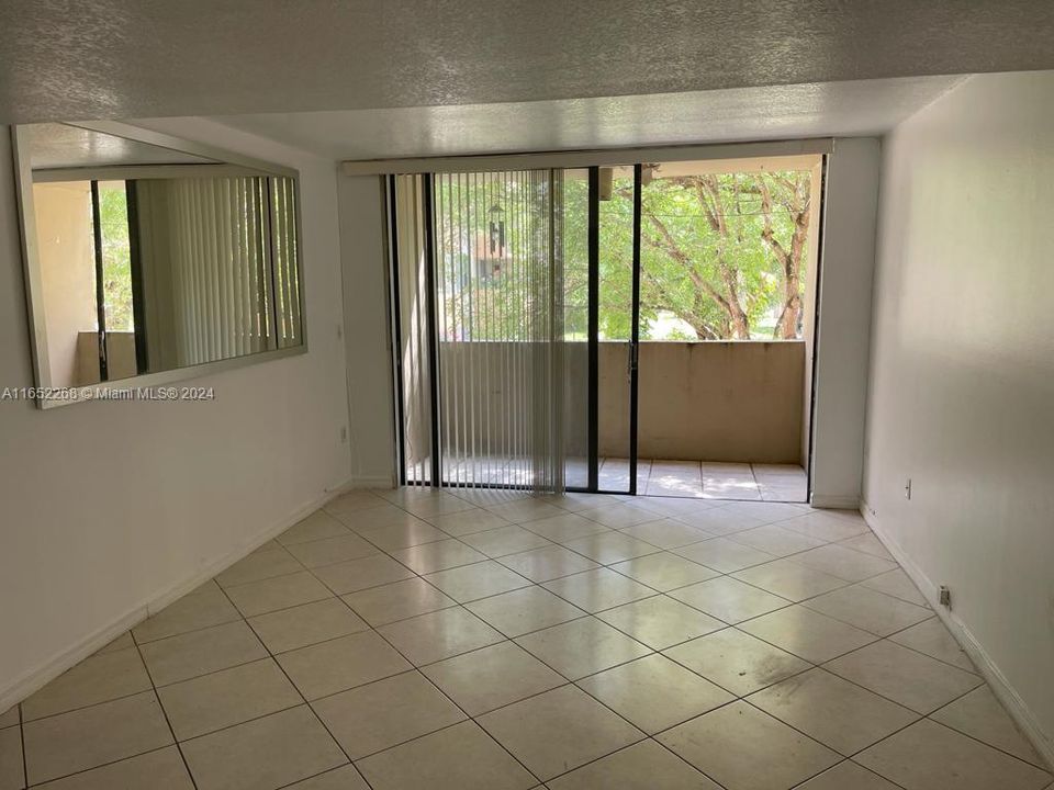 Active With Contract: $2,100 (2 beds, 2 baths, 827 Square Feet)