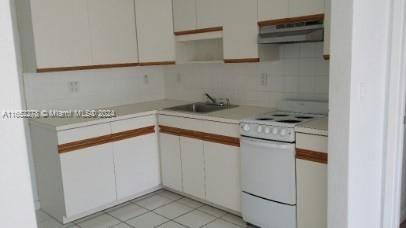 Recently Rented: $2,200 (2 beds, 1 baths, 700 Square Feet)