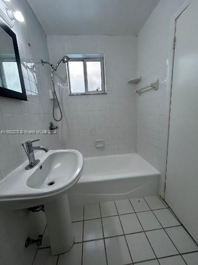 Recently Rented: $2,200 (2 beds, 1 baths, 700 Square Feet)