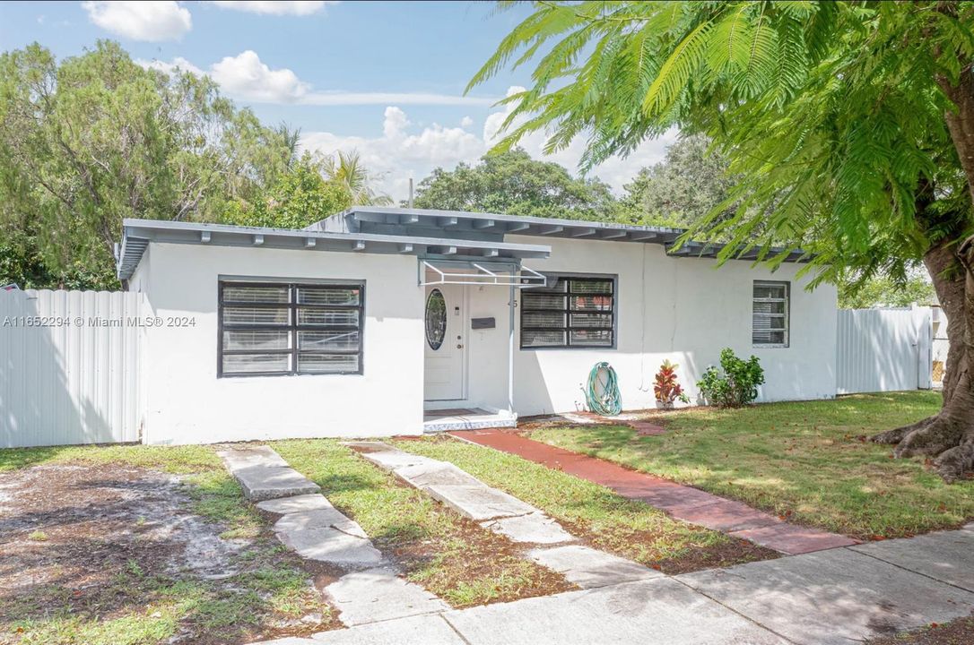 For Sale: $629,900 (3 beds, 2 baths, 1324 Square Feet)