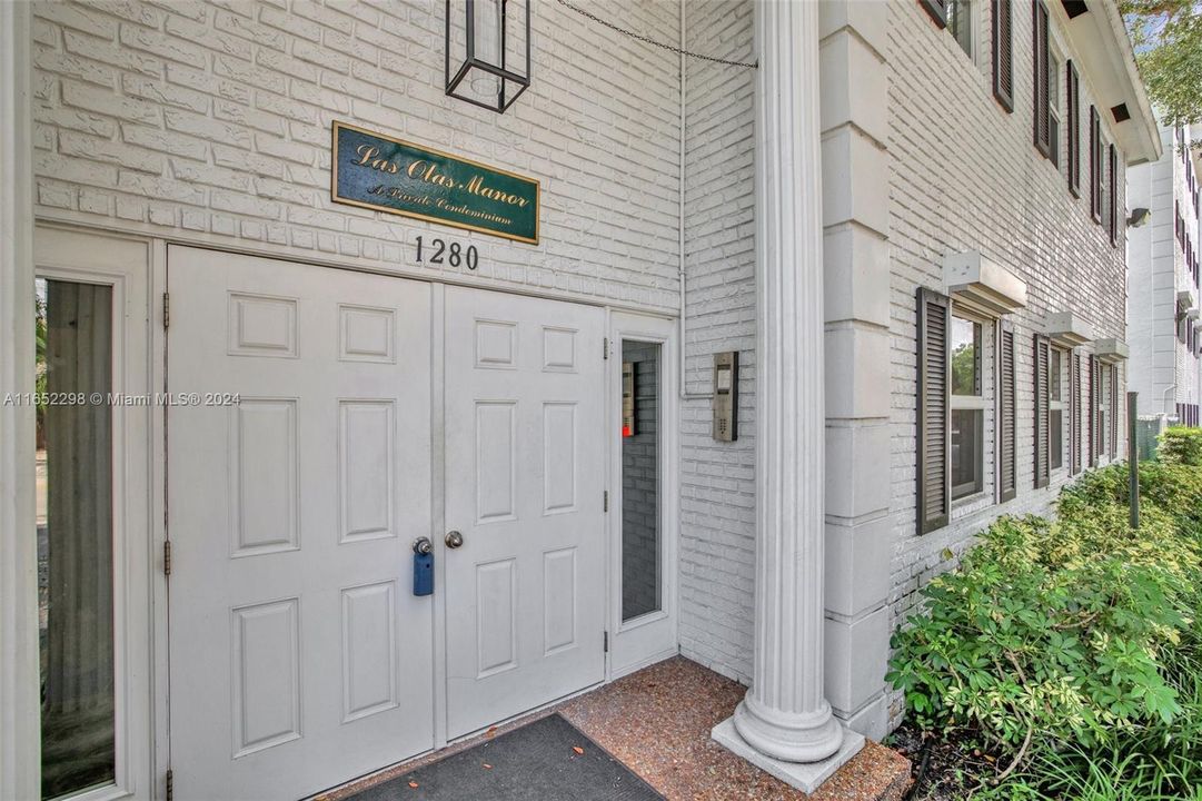 Active With Contract: $199,999 (1 beds, 1 baths, 700 Square Feet)