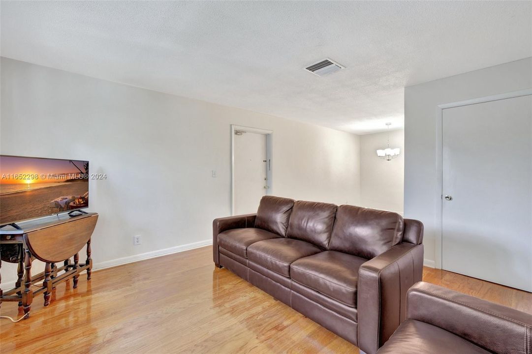 Active With Contract: $199,999 (1 beds, 1 baths, 700 Square Feet)