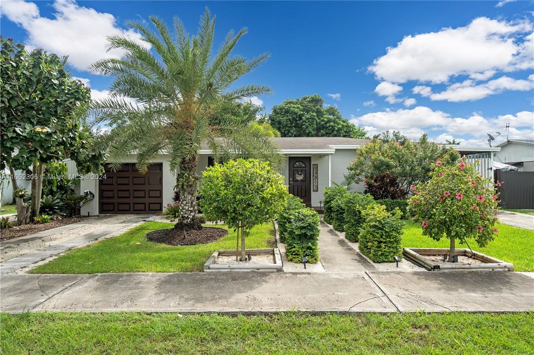 For Sale: $525,000 (3 beds, 2 baths, 1290 Square Feet)