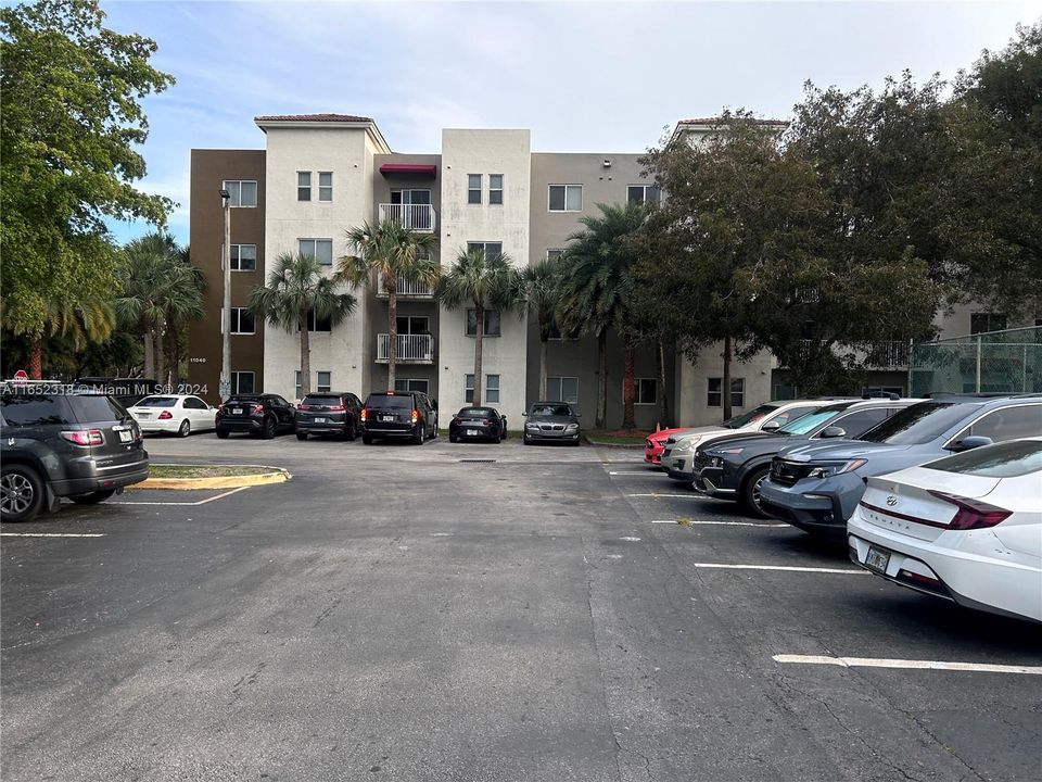 Active With Contract: $2,100 (2 beds, 2 baths, 809 Square Feet)