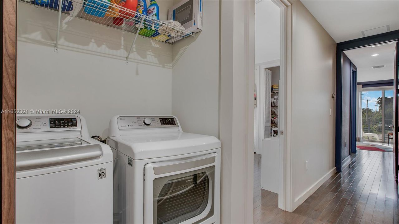 Recently Sold: $1,095,000 (3 beds, 3 baths, 2256 Square Feet)