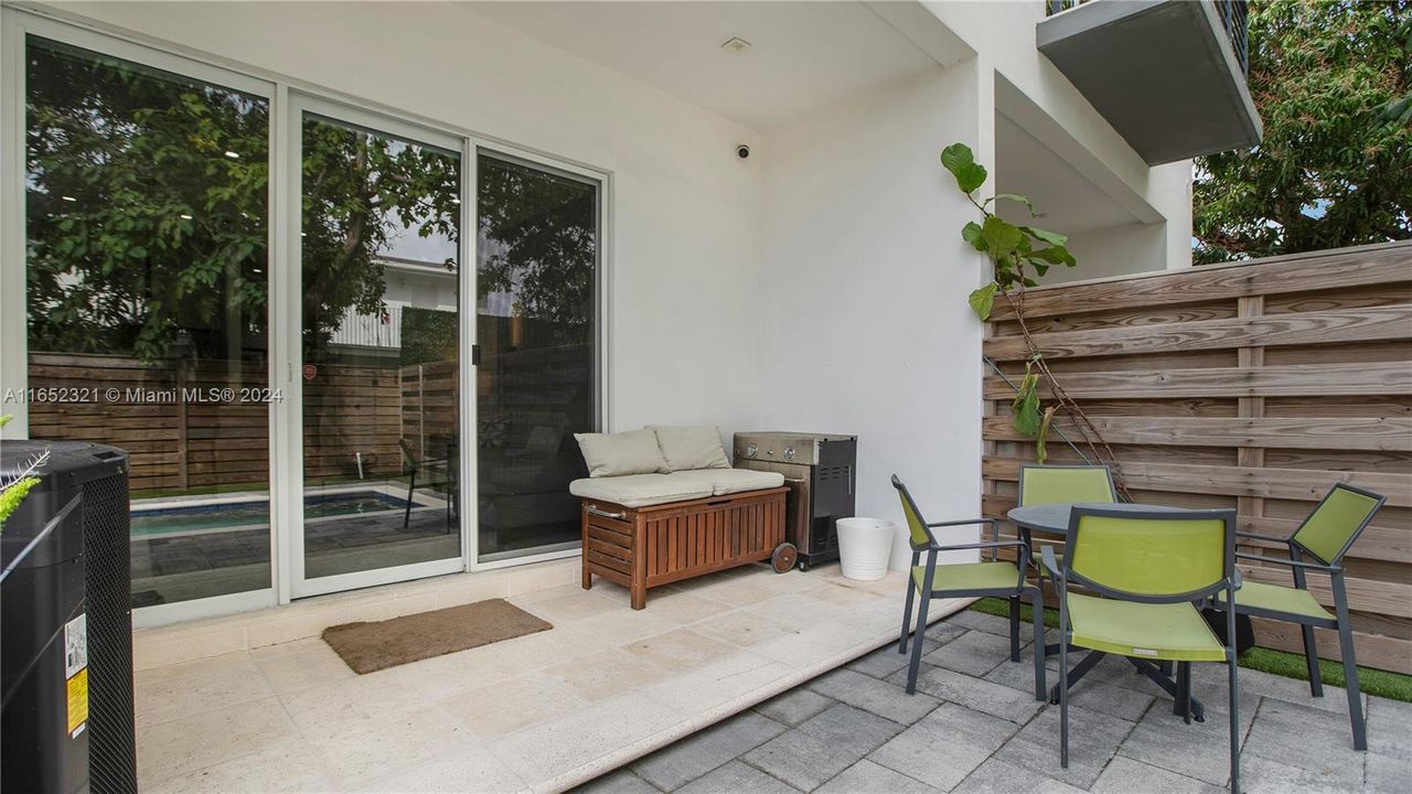 Recently Sold: $1,095,000 (3 beds, 3 baths, 2256 Square Feet)