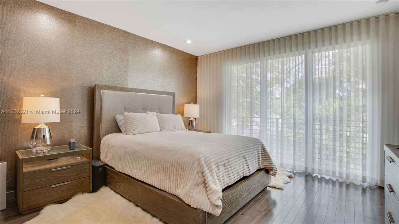 Recently Sold: $1,095,000 (3 beds, 3 baths, 2256 Square Feet)