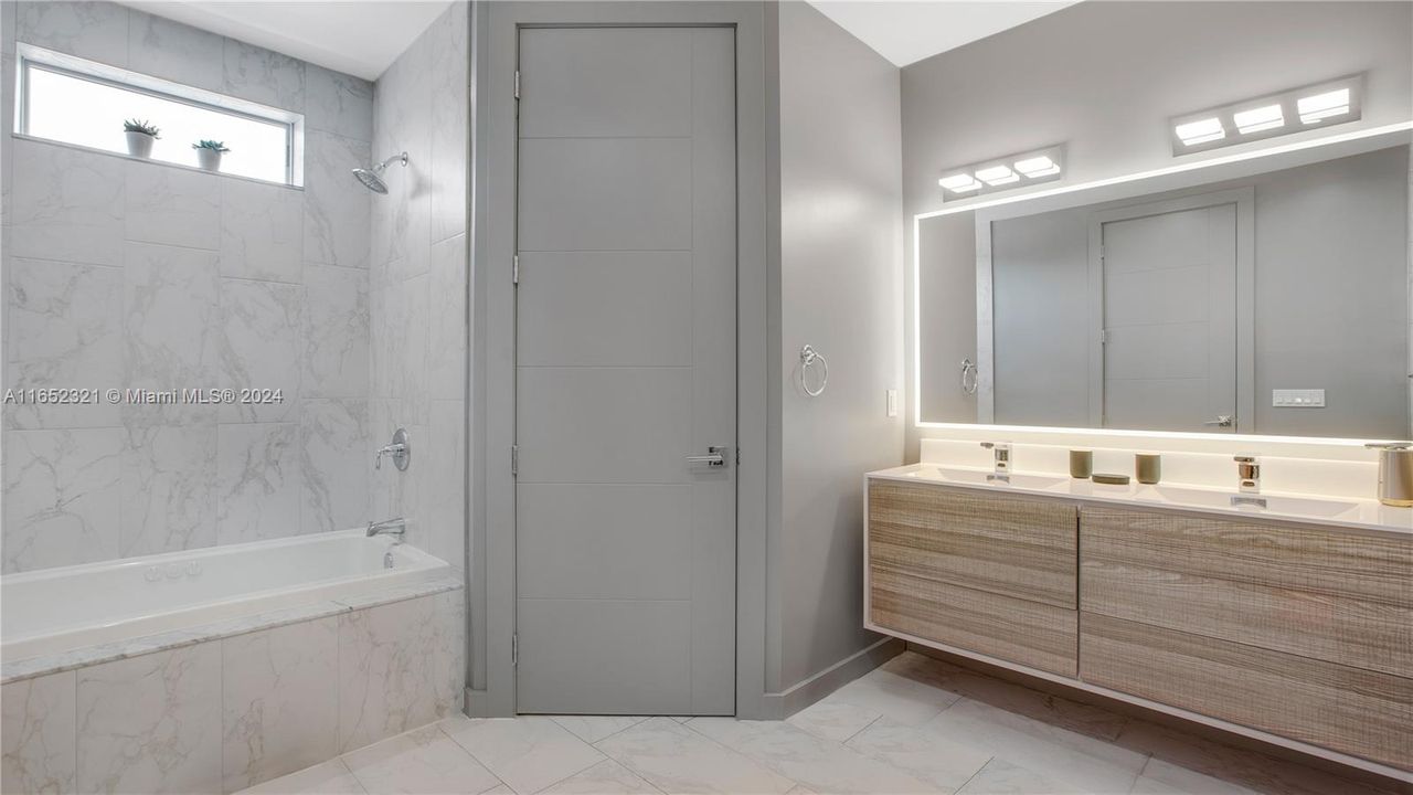 Recently Sold: $1,095,000 (3 beds, 3 baths, 2256 Square Feet)