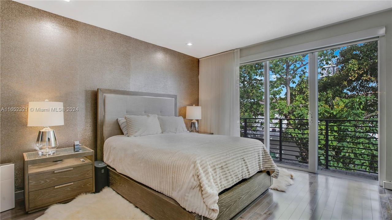 Recently Sold: $1,095,000 (3 beds, 3 baths, 2256 Square Feet)