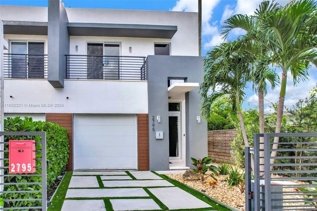 Recently Sold: $1,095,000 (3 beds, 3 baths, 2256 Square Feet)