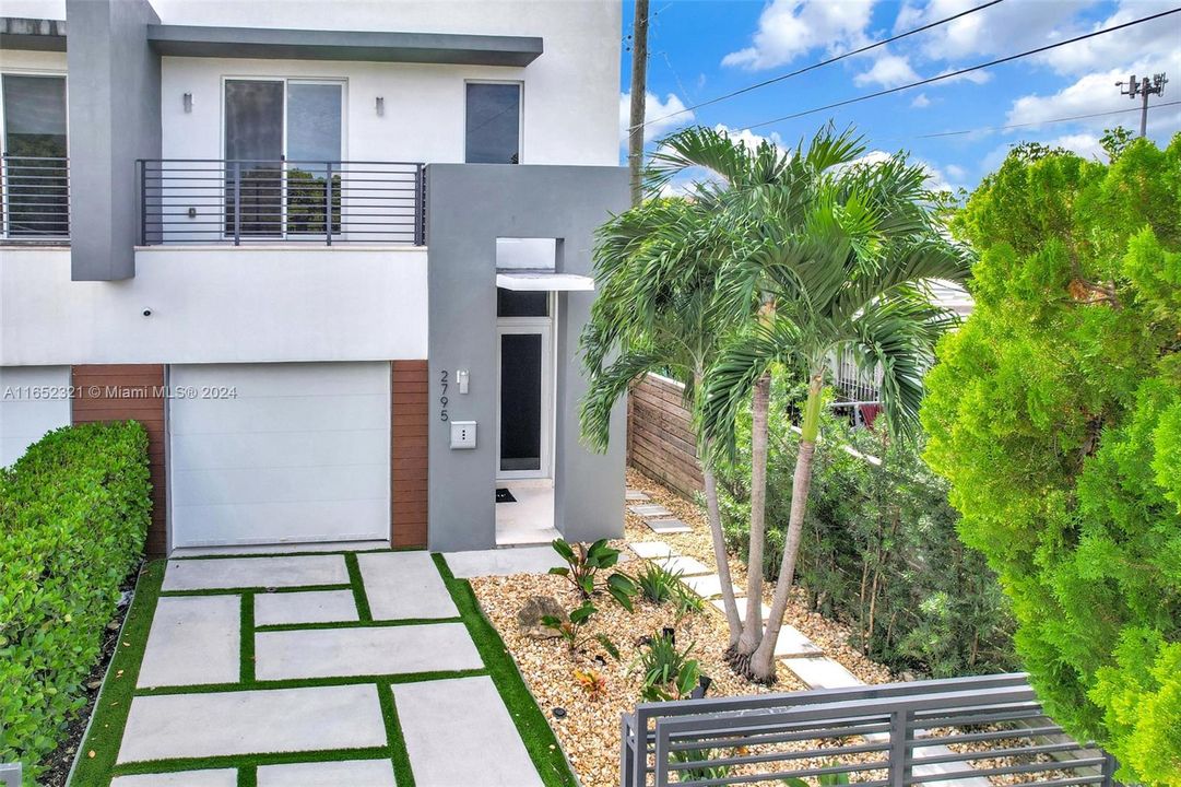 Recently Sold: $1,095,000 (3 beds, 3 baths, 2256 Square Feet)