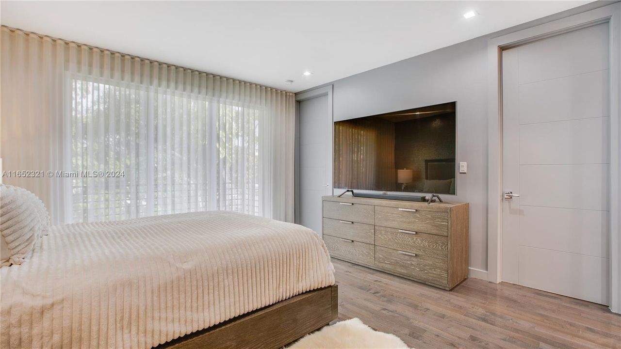 Recently Sold: $1,095,000 (3 beds, 3 baths, 2256 Square Feet)