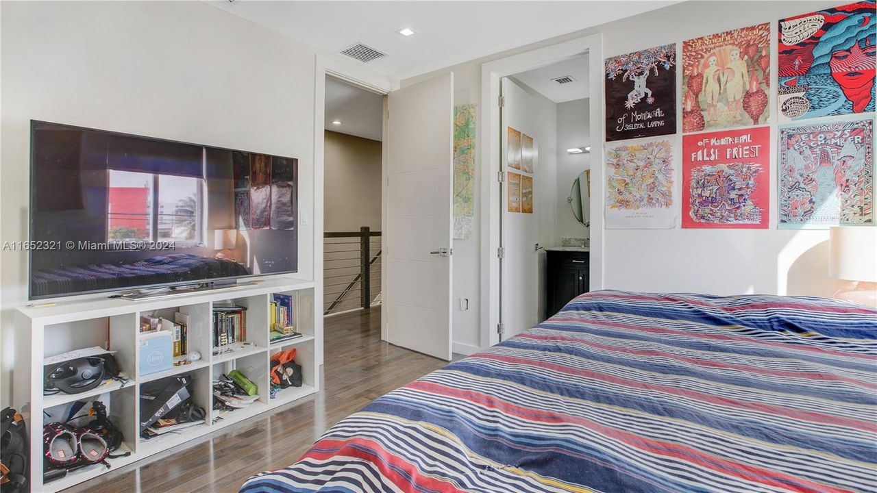 Recently Sold: $1,095,000 (3 beds, 3 baths, 2256 Square Feet)