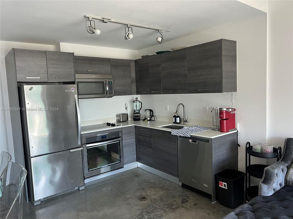 For Sale: $385,000 (1 beds, 1 baths, 533 Square Feet)