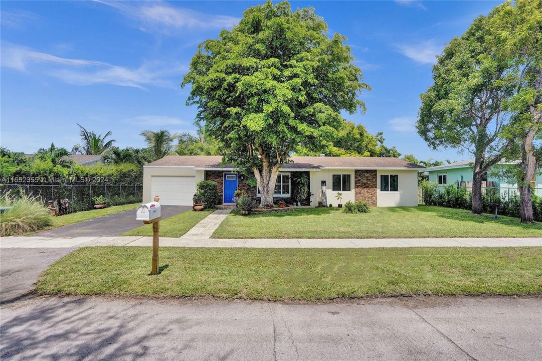 Active With Contract: $649,000 (3 beds, 2 baths, 1323 Square Feet)