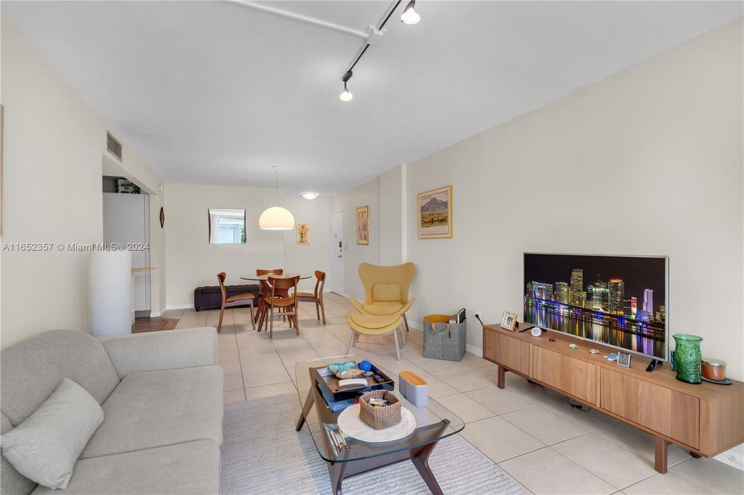 For Sale: $475,000 (2 beds, 2 baths, 970 Square Feet)