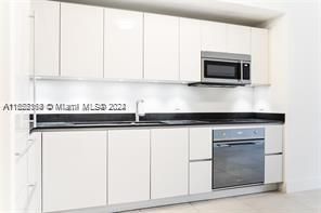 Active With Contract: $3,900 (1 beds, 1 baths, 759 Square Feet)