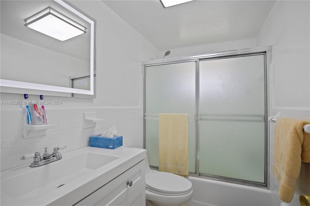 For Sale: $139,900 (2 beds, 1 baths, 883 Square Feet)