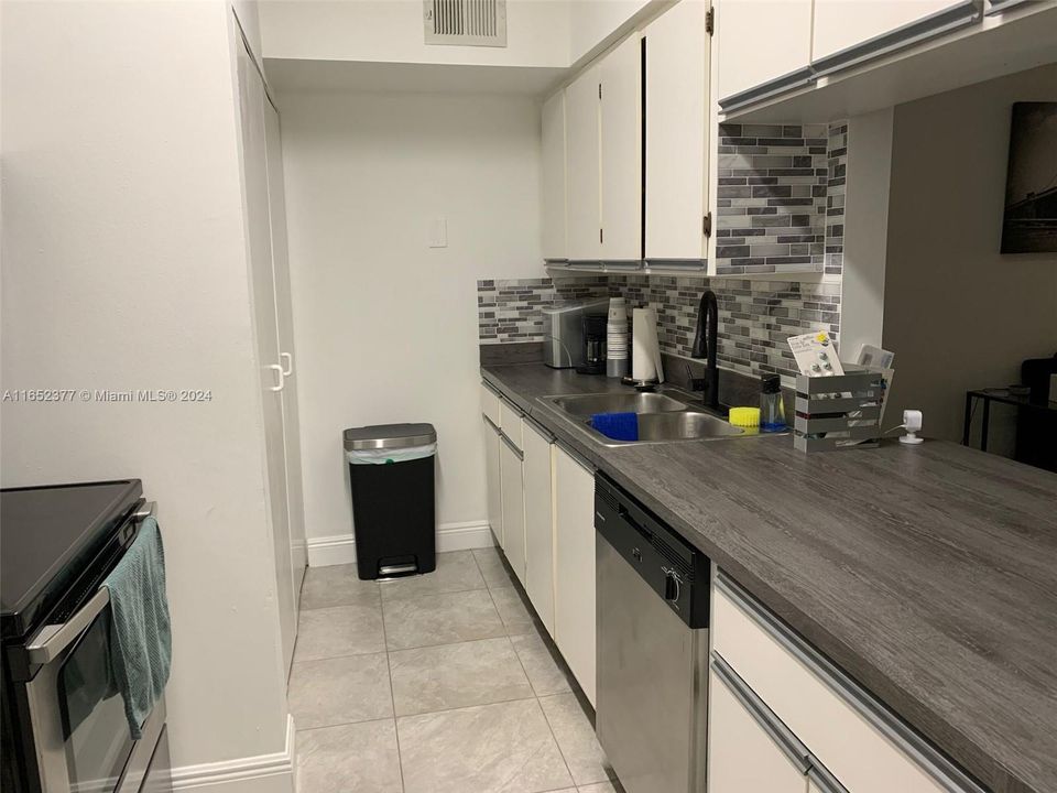 Active With Contract: $1,850 (1 beds, 1 baths, 887 Square Feet)