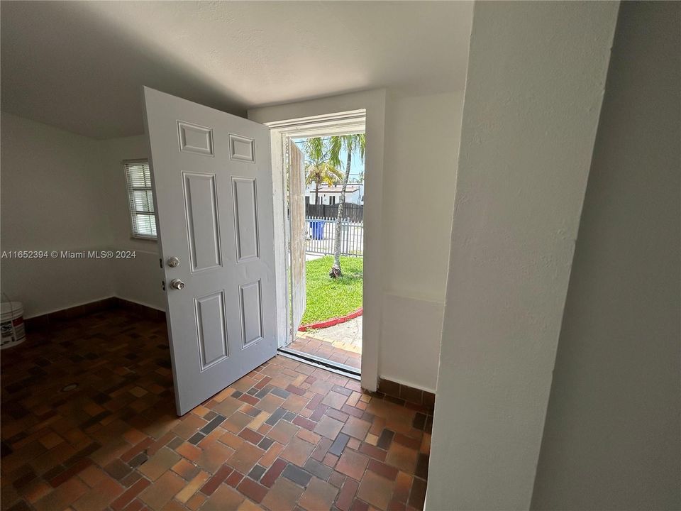 Active With Contract: $2,500 (2 beds, 1 baths, 1640 Square Feet)