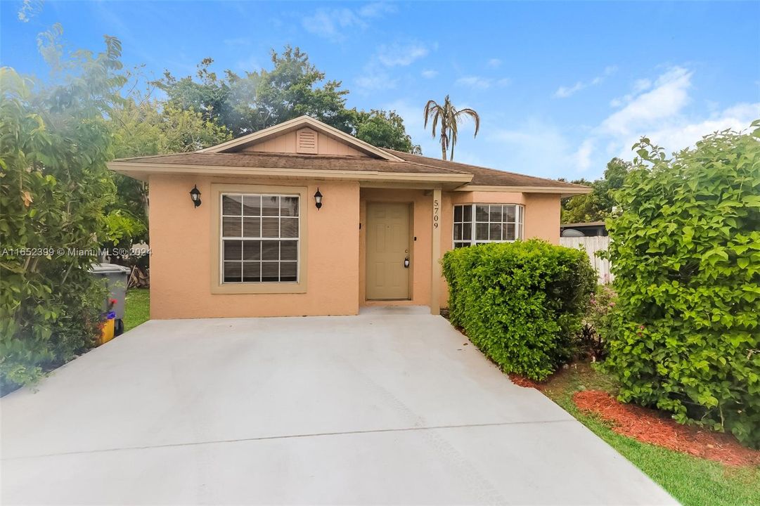 Active With Contract: $2,370 (3 beds, 2 baths, 1125 Square Feet)