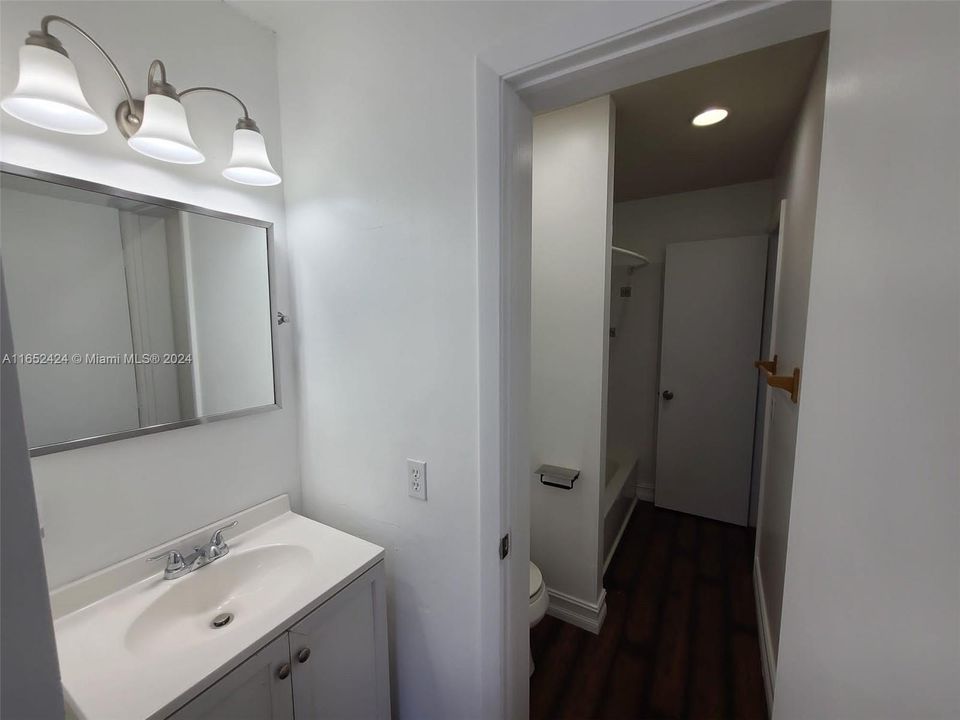 Recently Rented: $2,000 (2 beds, 1 baths, 1040 Square Feet)