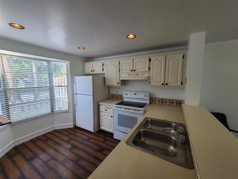 Recently Rented: $2,000 (2 beds, 1 baths, 1040 Square Feet)