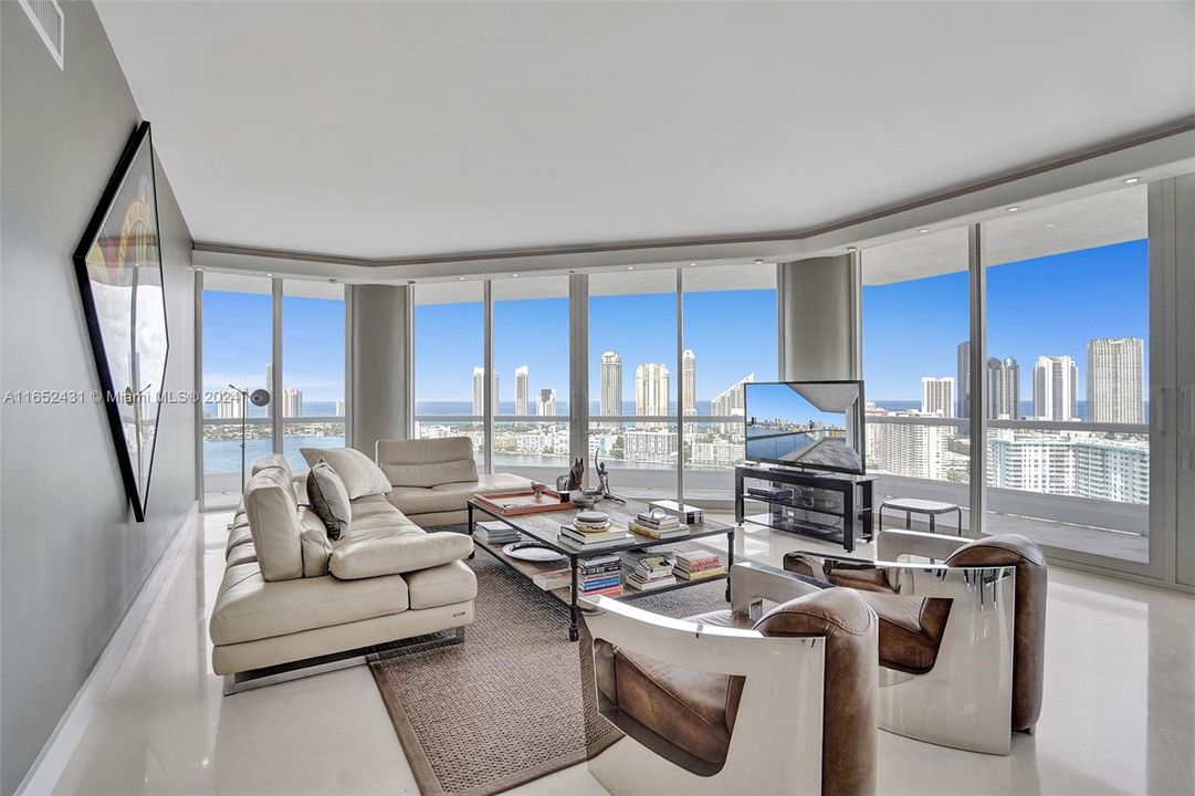 For Sale: $2,295,000 (3 beds, 3 baths, 2580 Square Feet)