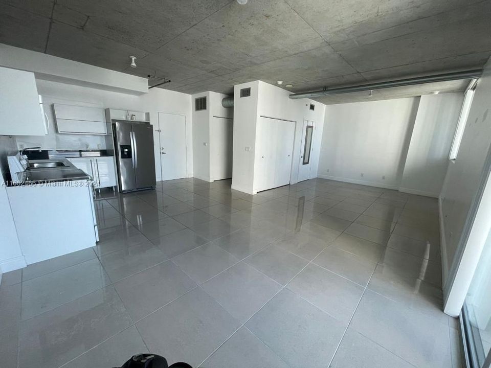 Recently Rented: $2,400 (0 beds, 1 baths, 638 Square Feet)