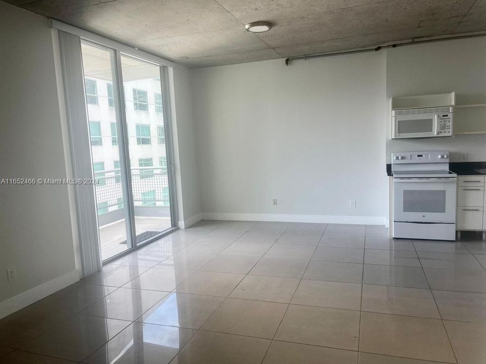 Recently Rented: $2,400 (0 beds, 1 baths, 638 Square Feet)