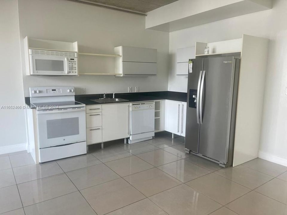 Recently Rented: $2,400 (0 beds, 1 baths, 638 Square Feet)