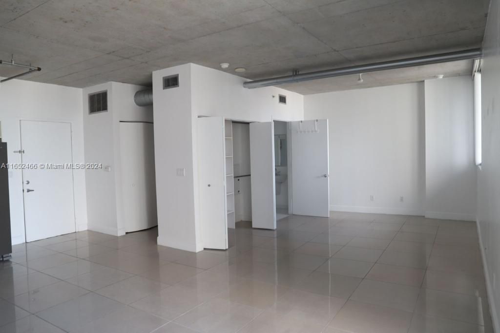 Recently Rented: $2,400 (0 beds, 1 baths, 638 Square Feet)