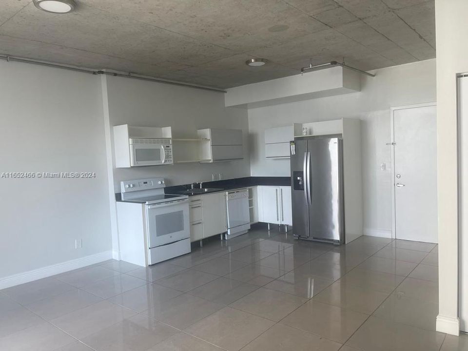 Recently Rented: $2,400 (0 beds, 1 baths, 638 Square Feet)