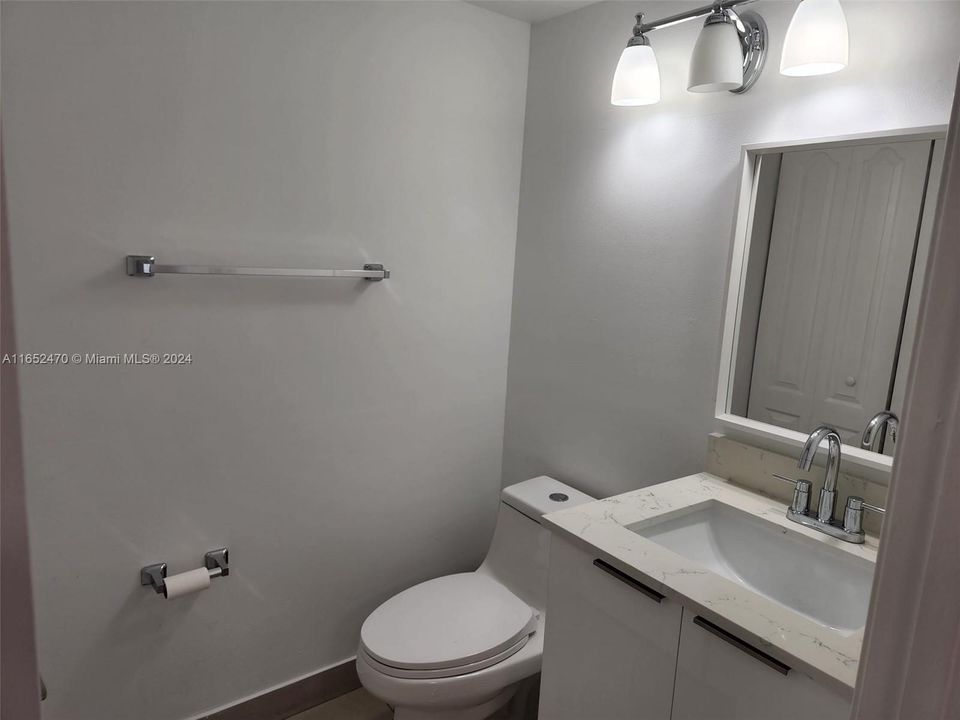 Active With Contract: $2,399 (1 beds, 1 baths, 899 Square Feet)