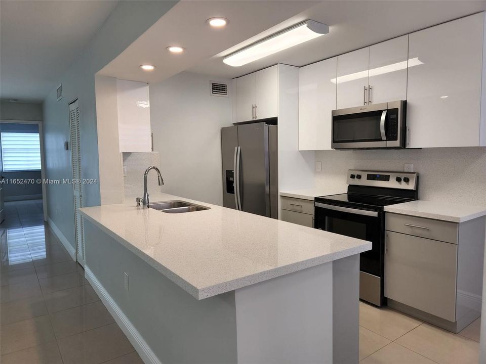 Active With Contract: $2,399 (1 beds, 1 baths, 899 Square Feet)