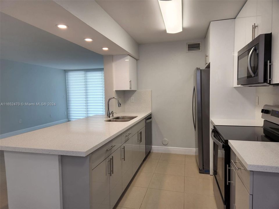 Active With Contract: $2,399 (1 beds, 1 baths, 899 Square Feet)