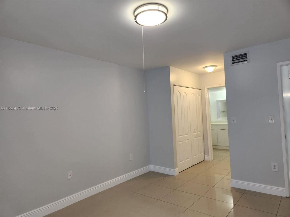 Active With Contract: $2,399 (1 beds, 1 baths, 899 Square Feet)