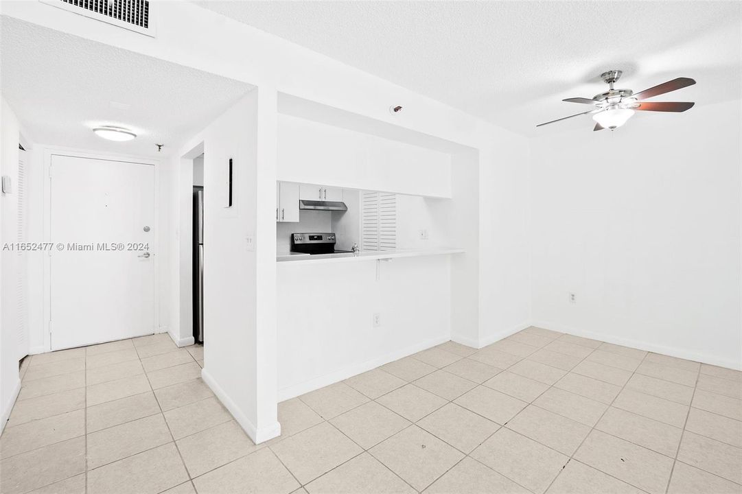 For Sale: $325,000 (1 beds, 1 baths, 689 Square Feet)