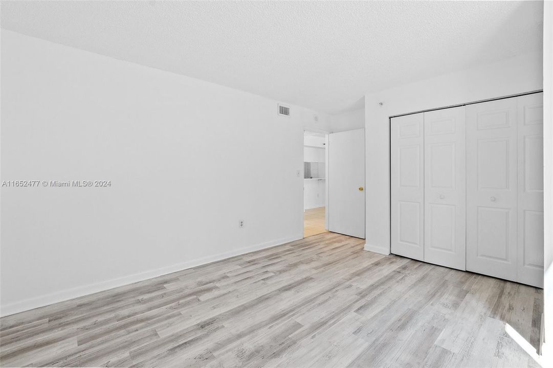 For Sale: $325,000 (1 beds, 1 baths, 689 Square Feet)