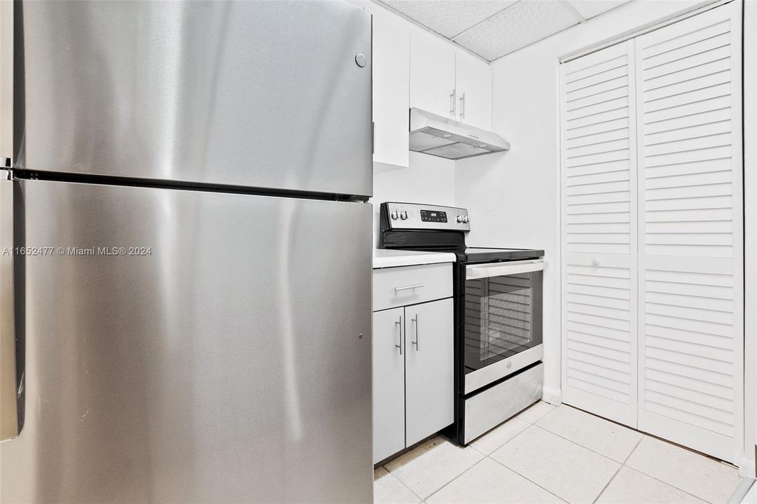 For Sale: $325,000 (1 beds, 1 baths, 689 Square Feet)