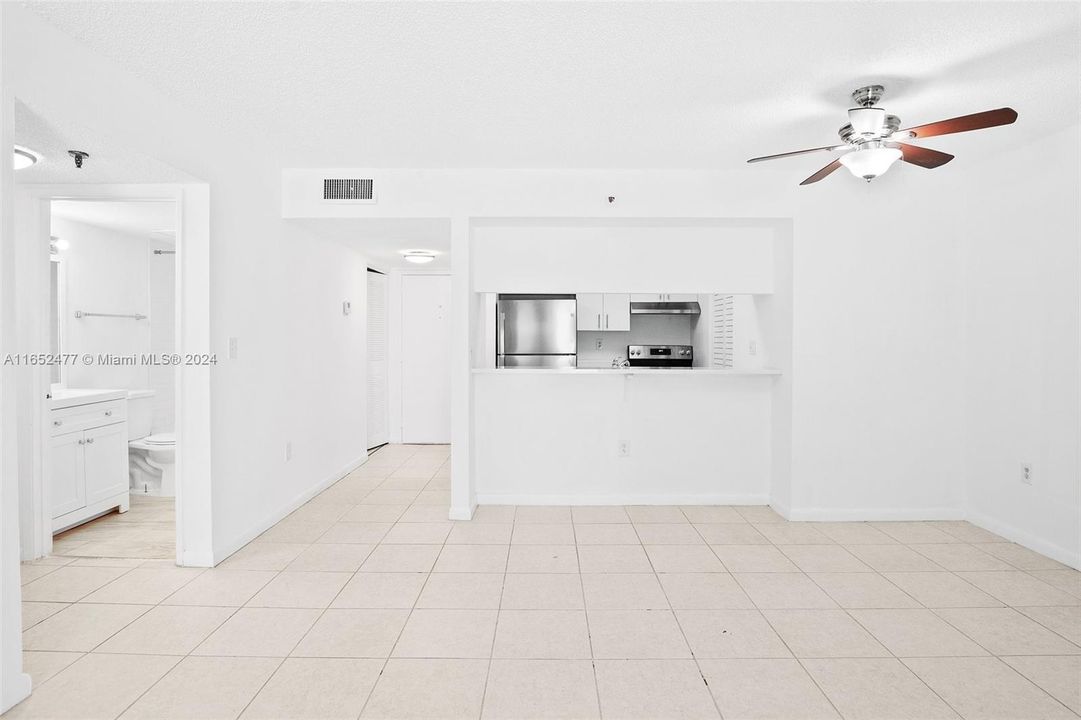 For Sale: $325,000 (1 beds, 1 baths, 689 Square Feet)