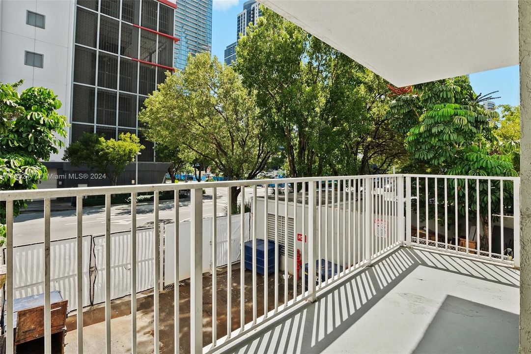 For Sale: $325,000 (1 beds, 1 baths, 689 Square Feet)