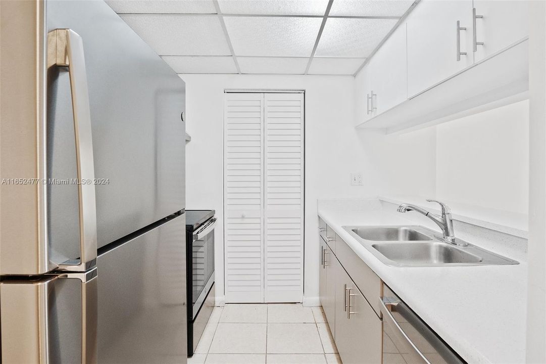 For Sale: $325,000 (1 beds, 1 baths, 689 Square Feet)