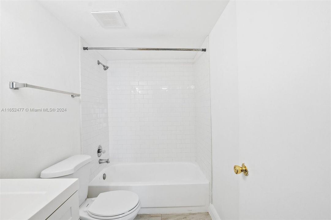 For Sale: $325,000 (1 beds, 1 baths, 689 Square Feet)